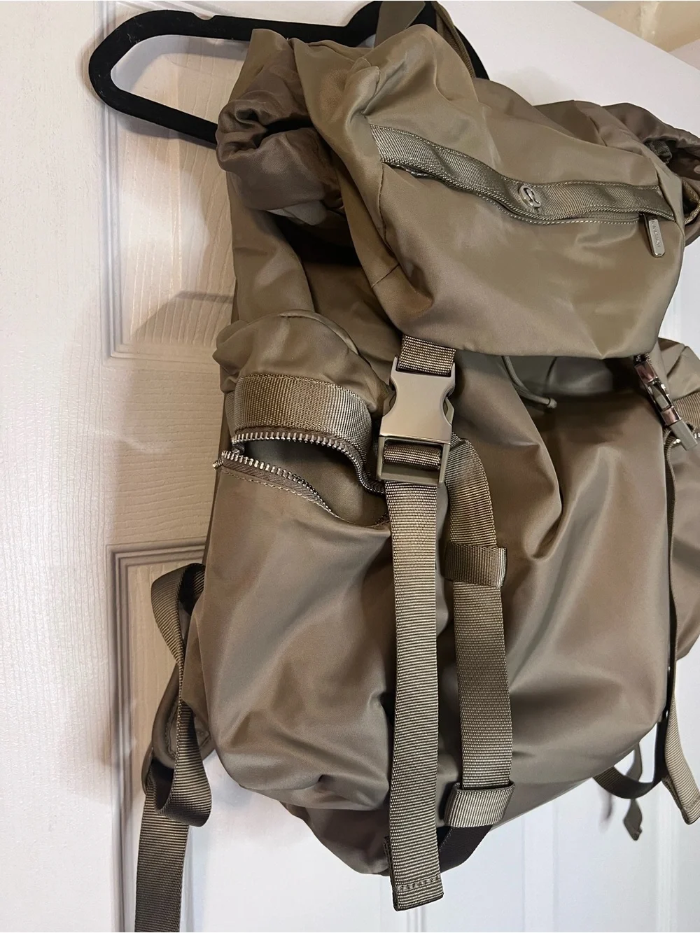 #826 Lululemon Wunderlust Backpack 25L Nomad Taupe NWOT Travel Bag
